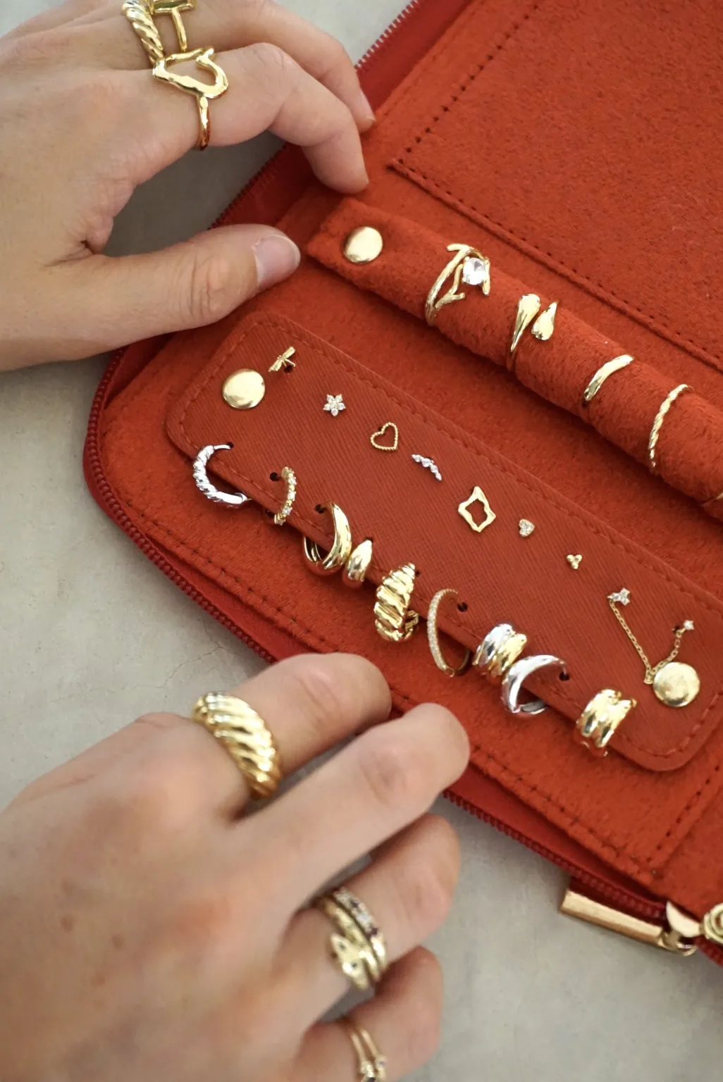 Les Soeurs Juwelen Case Mae Red Fashion